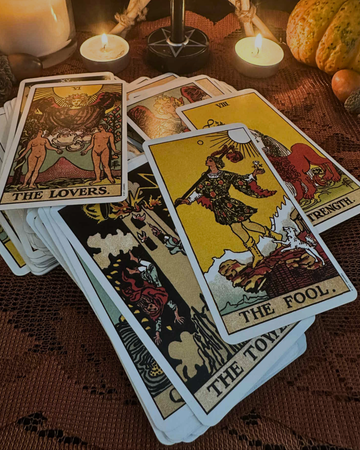 What an Online Tarot Reading Is (and How It Works)